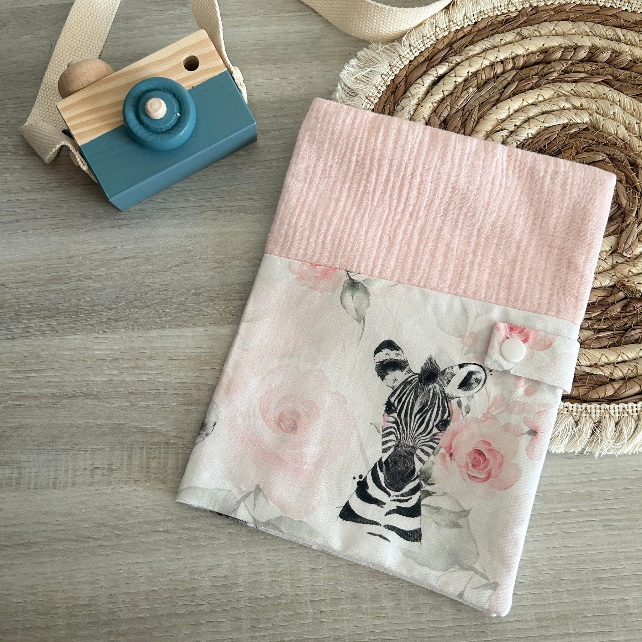 Carnet de Santé à Personnaliser en Tissu - Zèbre Rose