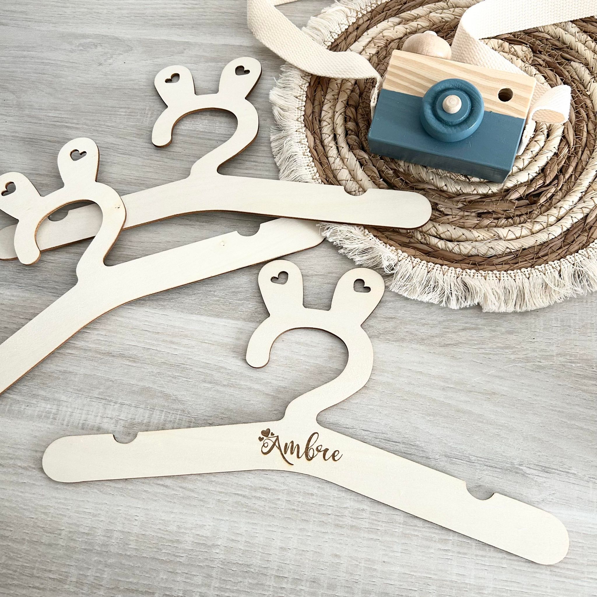 Personnalisez Votre Cintre en Bois