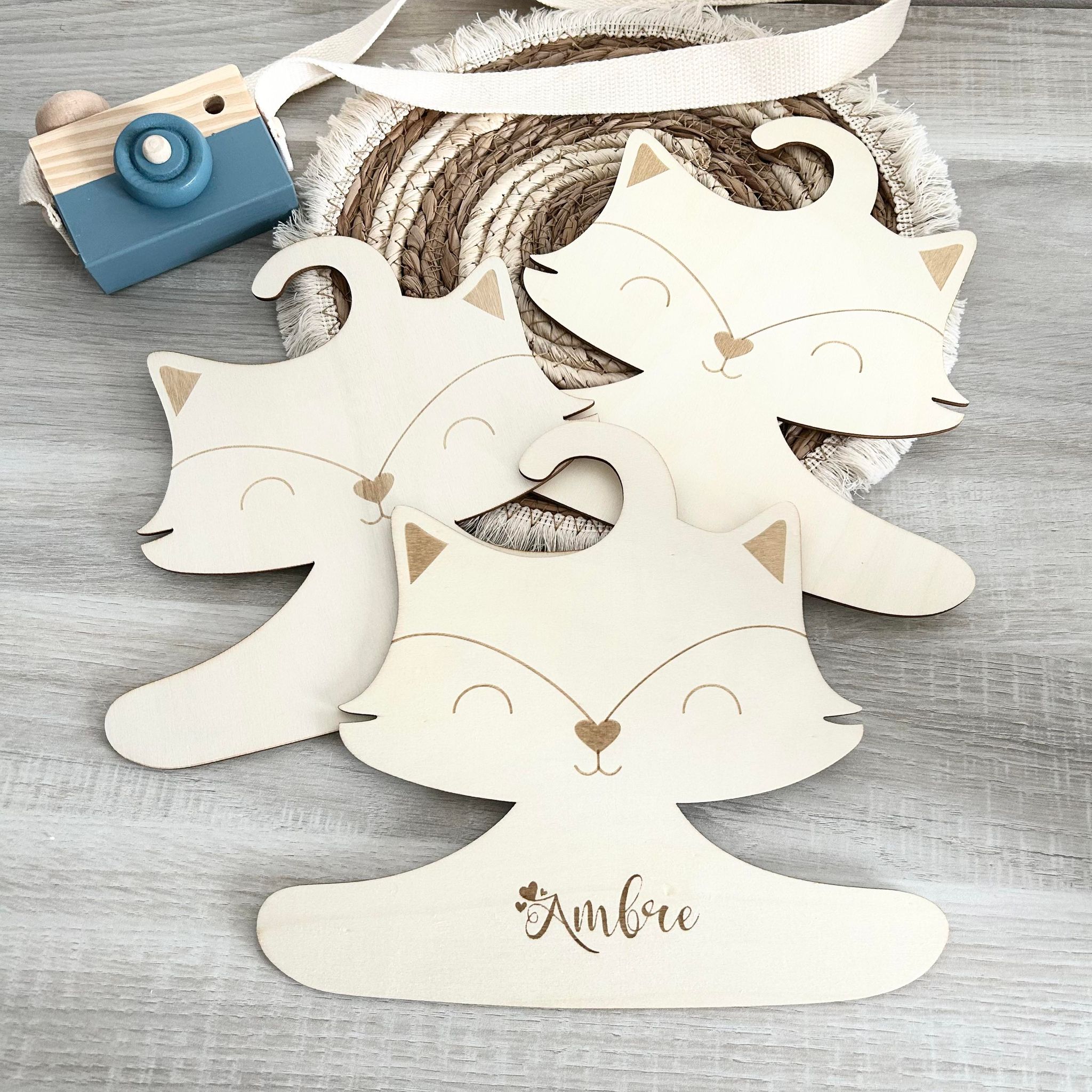 Personnalisez Votre Cintre Renard en Bois